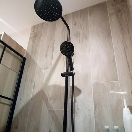 Luxury En-suite With King 5ft Bed - Bedroom Only בית אירוח